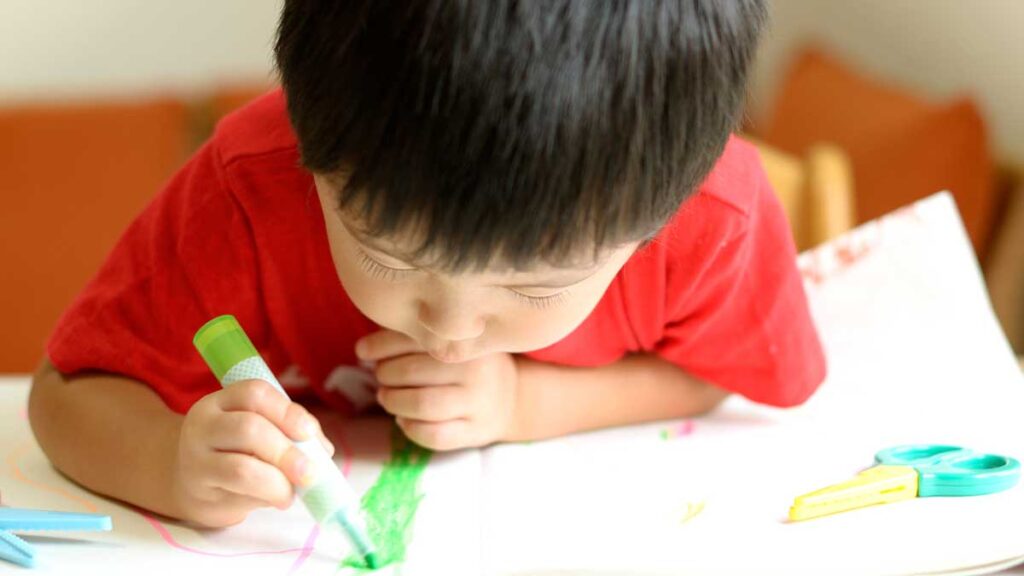 集中する男の子