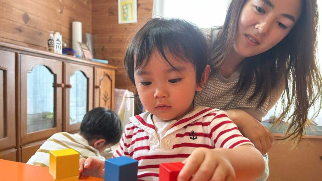 子供を見守るママ